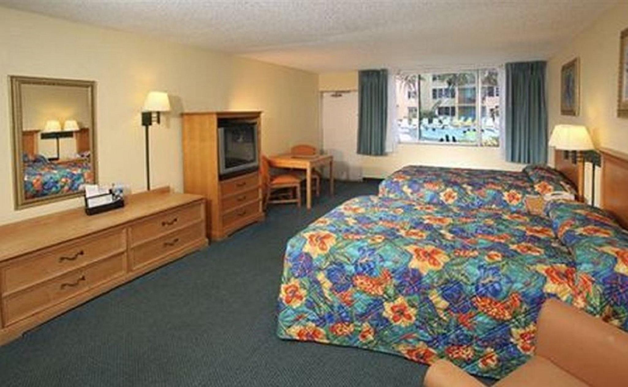 Dolphin Beach Resort St. Pete Beach Esterno foto