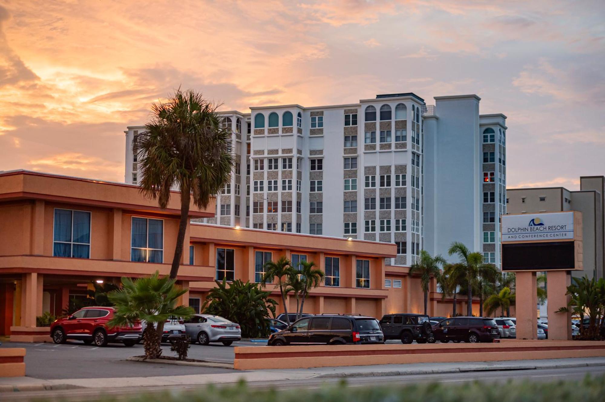 Dolphin Beach Resort St. Pete Beach Esterno foto