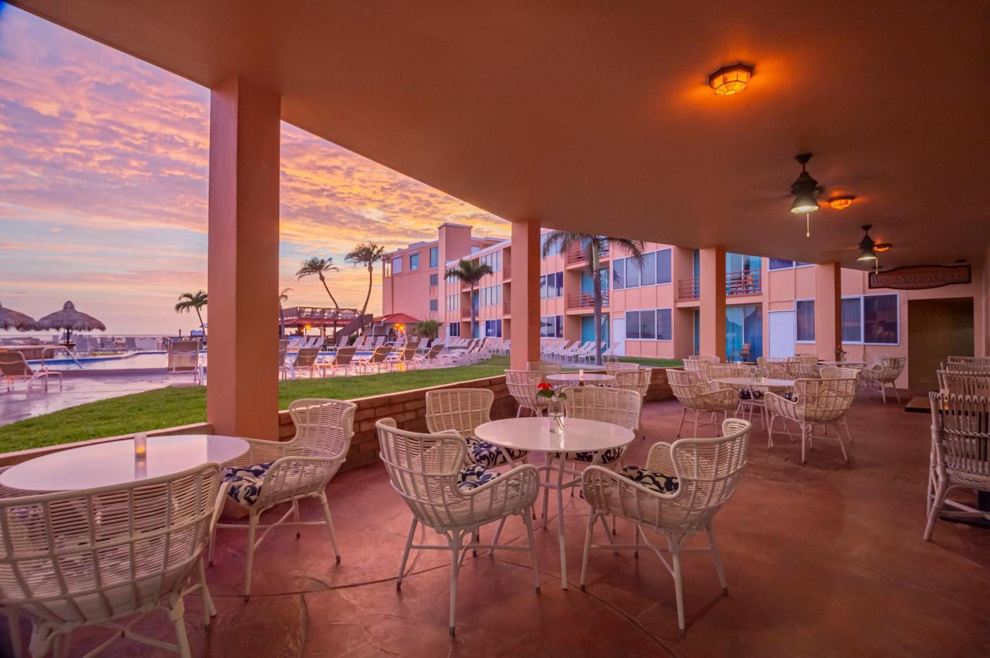 Dolphin Beach Resort St. Pete Beach Esterno foto